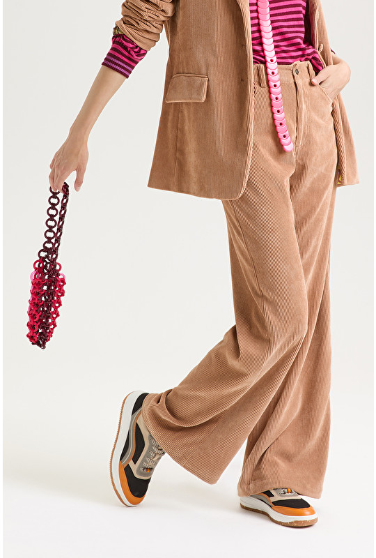 Femme Vêtements Pantalons décontractés élégants et chinos Pantalons coupe droite Pantalon Satin Maliparmi en coloris Neutre 
